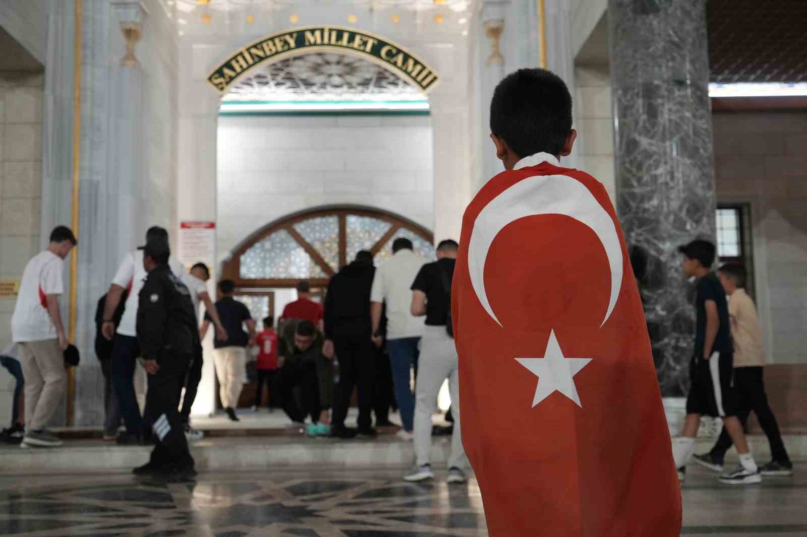 Dualarla milli takıma destek olundu, dev ekranda maç heyecanı yaşandı 7 dualarla milli takima destek olundu dev ekranda mac heyecani yasandi 3 gA1MJQeK