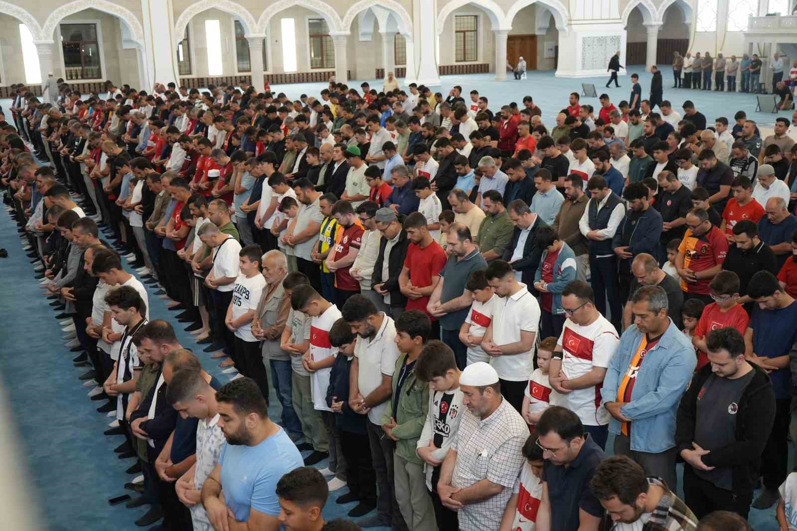 Dualarla milli takıma destek olundu, dev ekranda maç heyecanı yaşandı 8 dualarla milli takima destek olundu dev ekranda mac heyecani yasandi 4 OSPZJm7Q