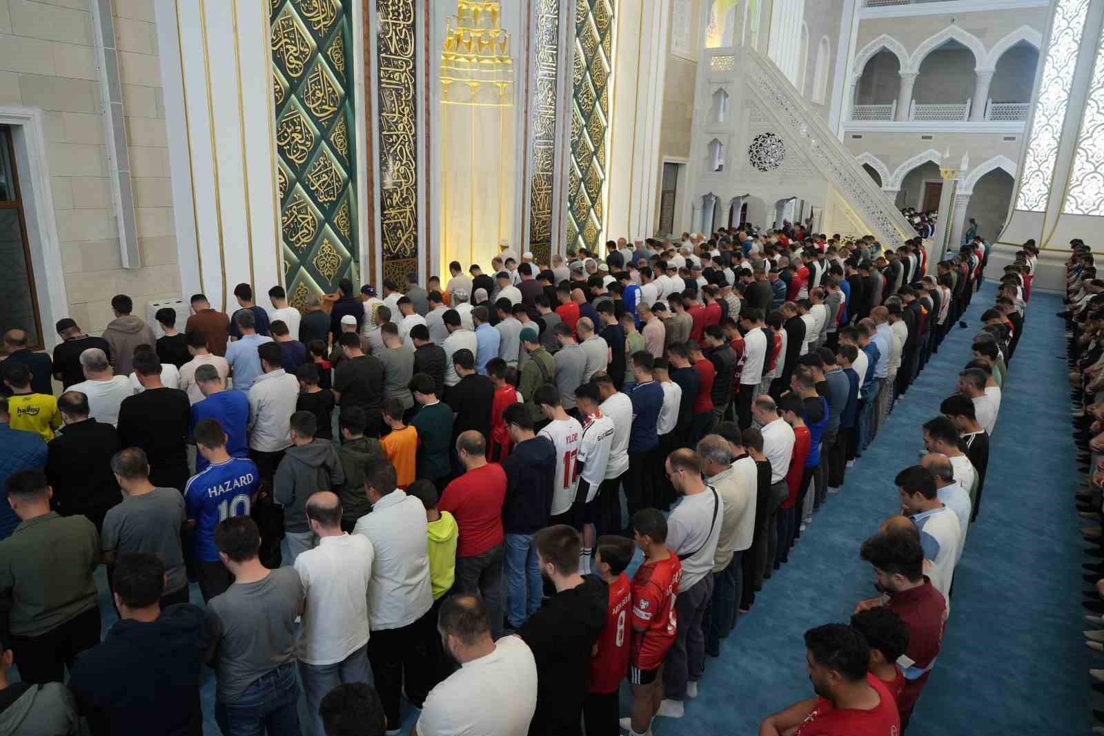 Dualarla milli takıma destek olundu, dev ekranda maç heyecanı yaşandı 9 dualarla milli takima destek olundu dev ekranda mac heyecani yasandi 5 vz2MXiih