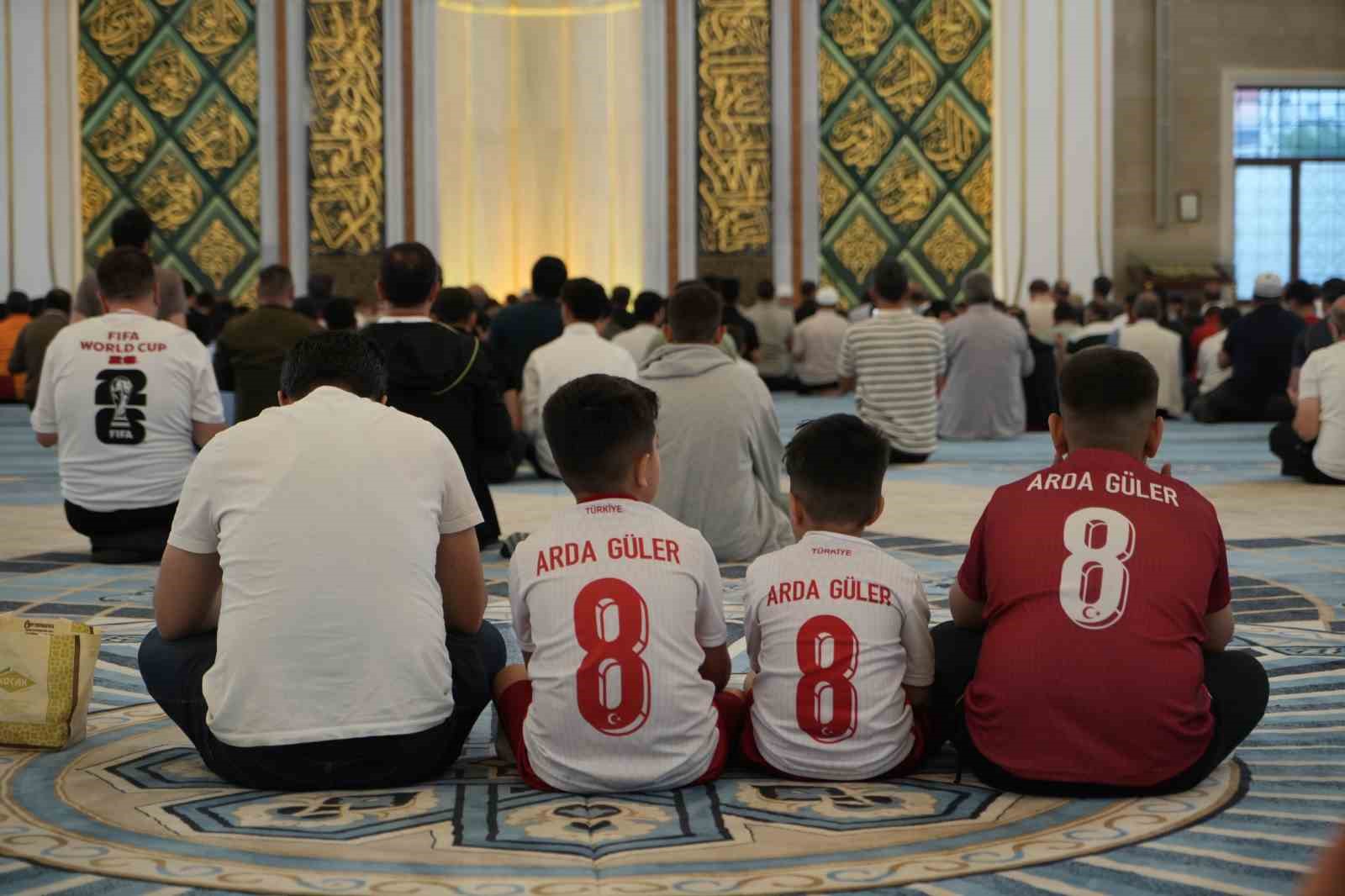 Dualarla milli takıma destek olundu, dev ekranda maç heyecanı yaşandı 11 dualarla milli takima destek olundu dev ekranda mac heyecani yasandi 7
