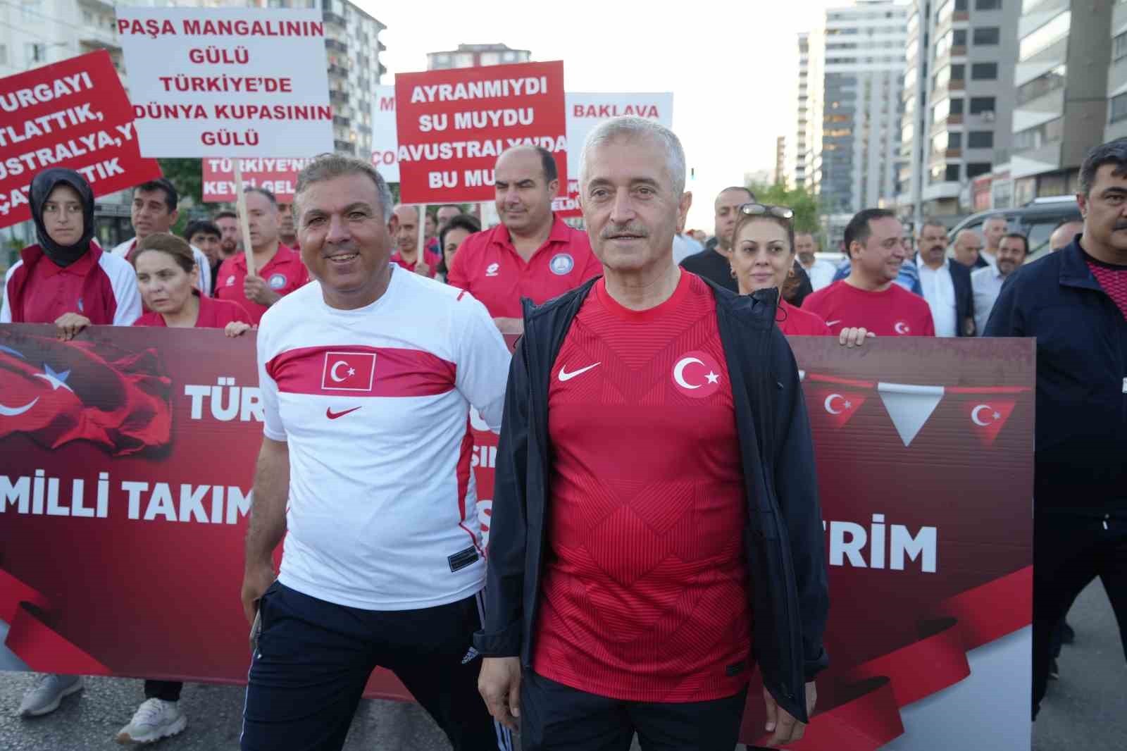 Dualarla milli takıma destek olundu, dev ekranda maç heyecanı yaşandı 12 dualarla milli takima destek olundu dev ekranda mac heyecani yasandi 8 l3u5lnIY