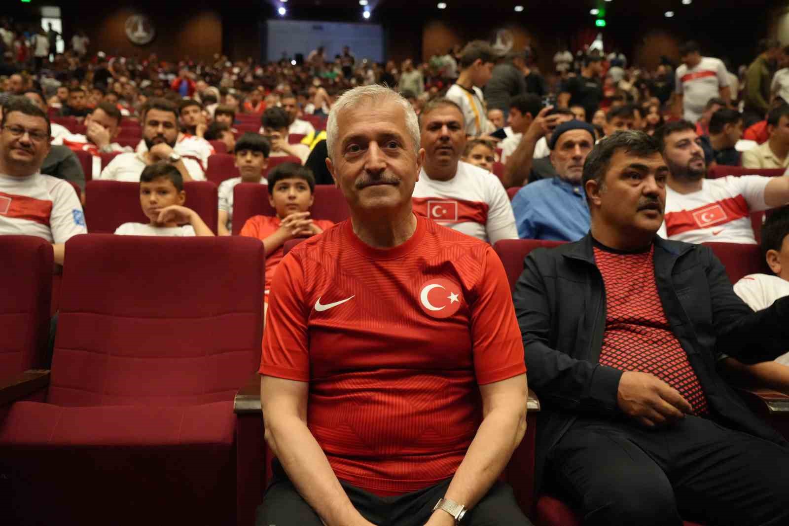 Dualarla milli takıma destek olundu, dev ekranda maç heyecanı yaşandı 13 dualarla milli takima destek olundu dev ekranda mac heyecani yasandi 9 DpnsT5gT
