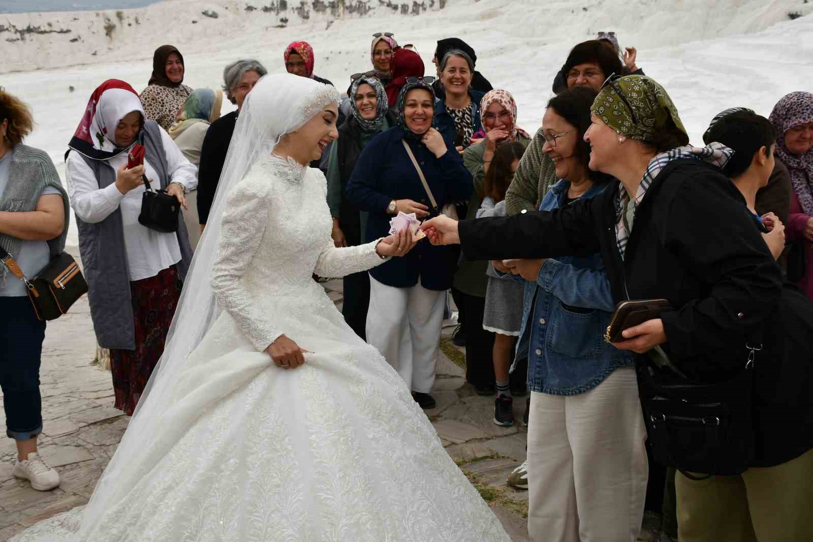 Düğün çekimi için Pamukkale travertenlerine giden çift için turistler takı kuyruğu oluşturdu 4 dugun cekimi icin pamukkale travertenlerine giden cift icin turistler taki kuyrugu olusturdu 0 8dculCr6