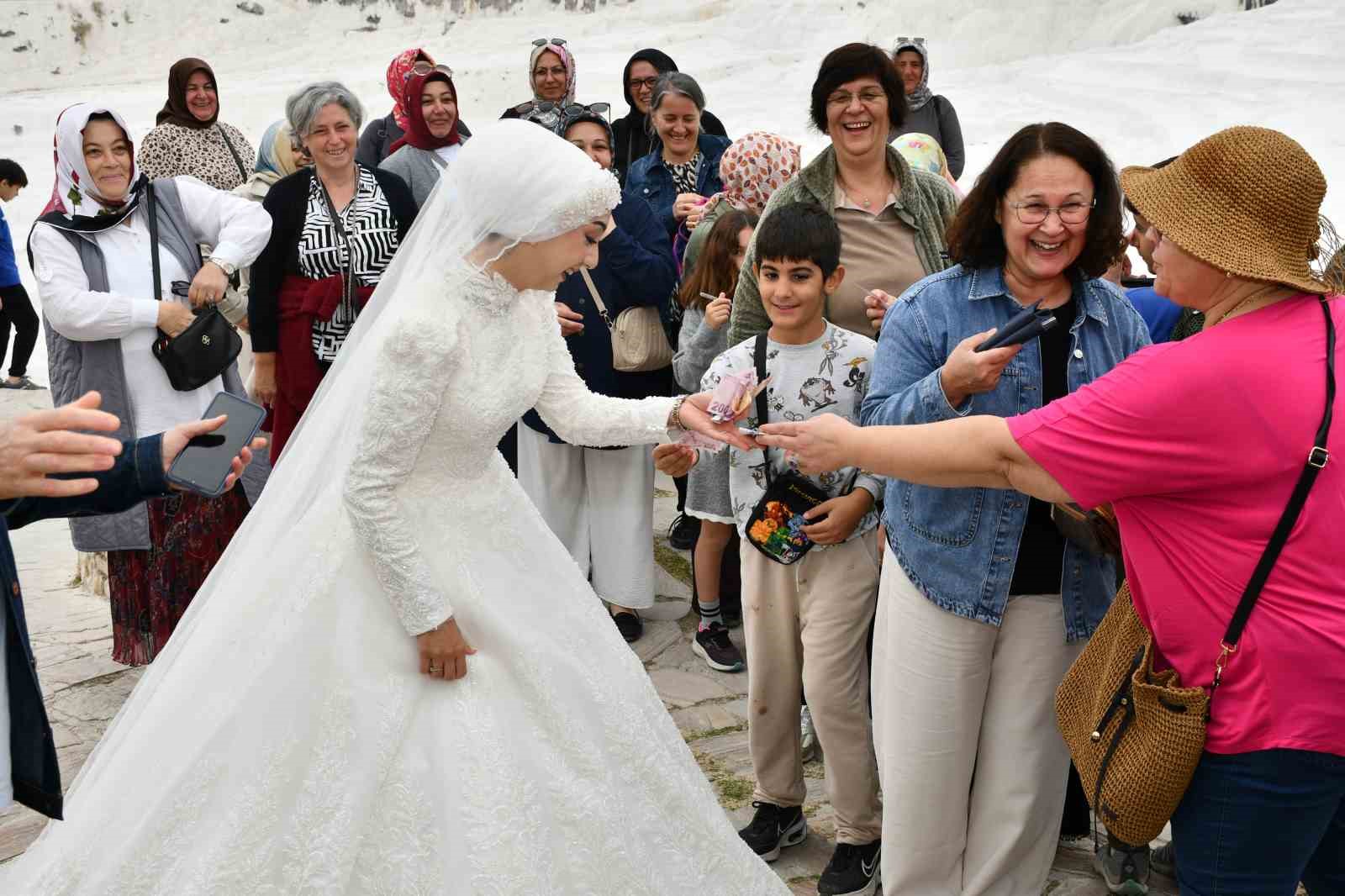 Düğün çekimi için Pamukkale travertenlerine giden çift için turistler takı kuyruğu oluşturdu 5 dugun cekimi icin pamukkale travertenlerine giden cift icin turistler taki kuyrugu olusturdu 1 MfasS7Uq