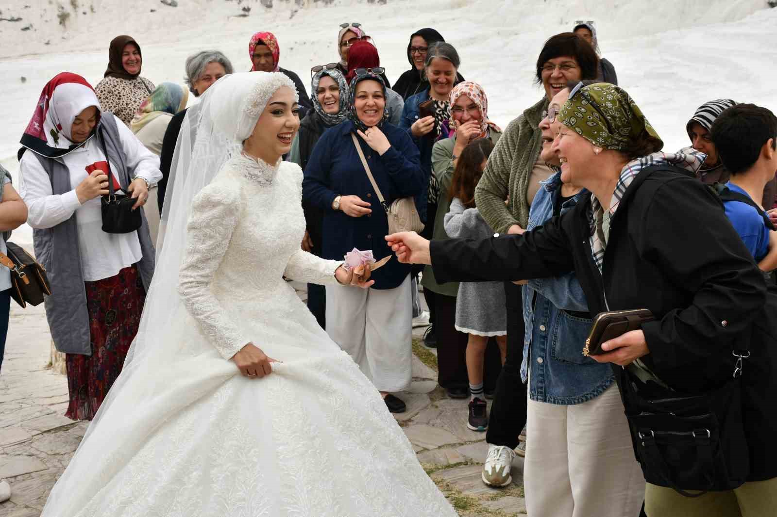 Düğün çekimi için Pamukkale travertenlerine giden çift için turistler takı kuyruğu oluşturdu 6 dugun cekimi icin pamukkale travertenlerine giden cift icin turistler taki kuyrugu olusturdu 2 iivzLUiC