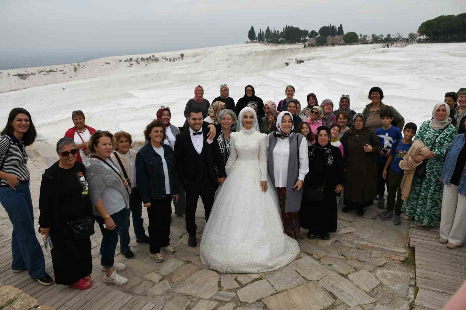 Düğün çekimi için Pamukkale travertenlerine giden çift için turistler takı kuyruğu oluşturdu 7 dugun cekimi icin pamukkale travertenlerine giden cift icin turistler taki kuyrugu olusturdu 3 9L64J3al
