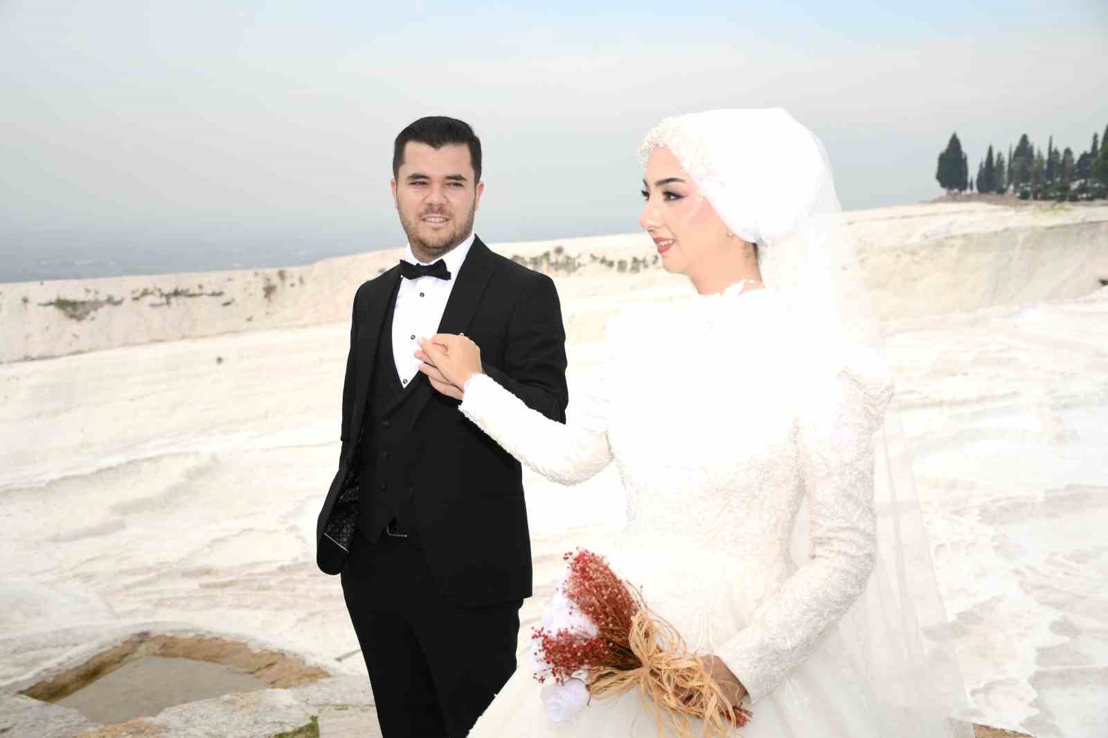 Düğün çekimi için Pamukkale travertenlerine giden çift için turistler takı kuyruğu oluşturdu 8 dugun cekimi icin pamukkale travertenlerine giden cift icin turistler taki kuyrugu olusturdu 4 KmXT4X9b