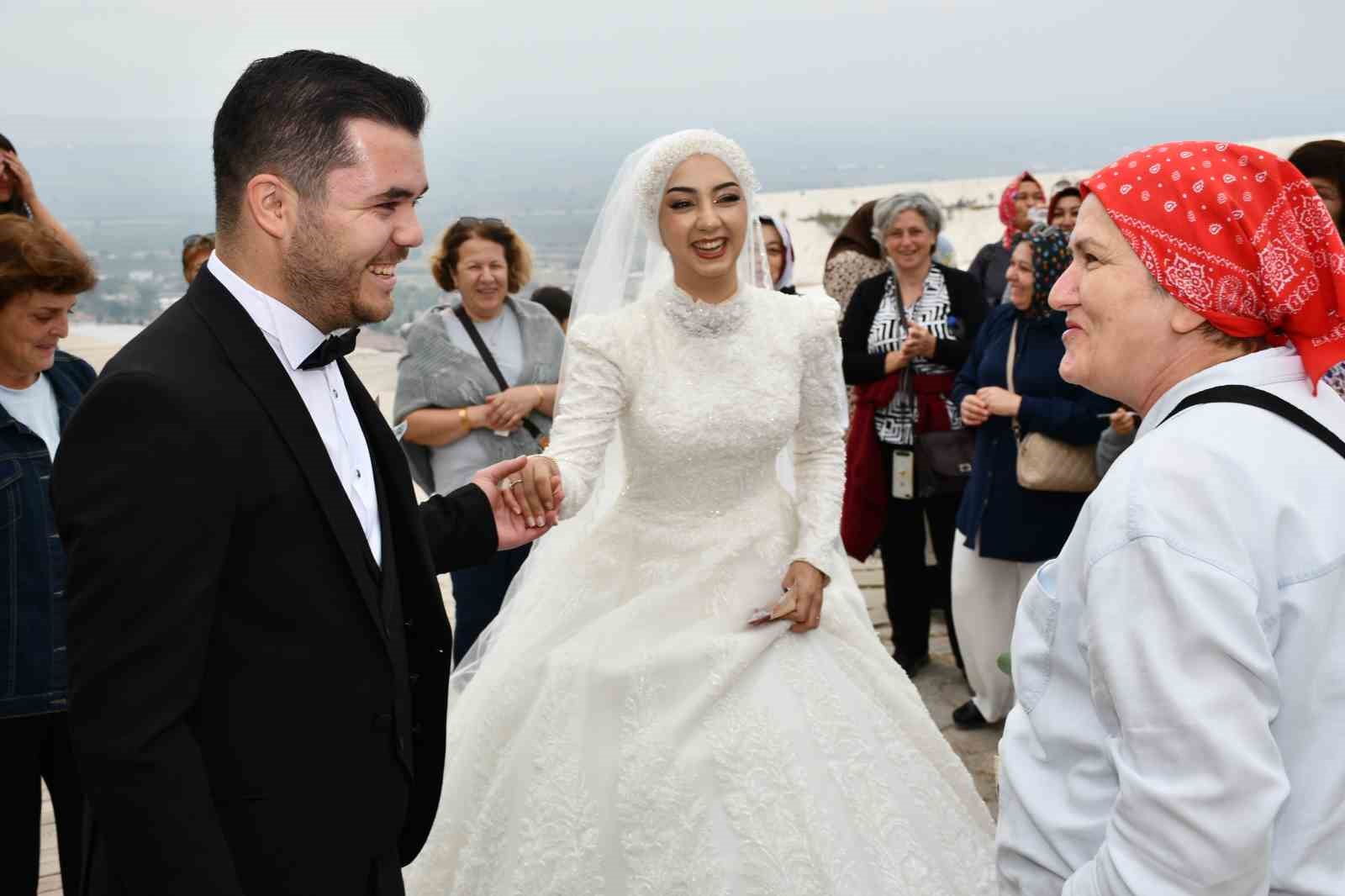 Düğün çekimi için Pamukkale travertenlerine giden çift için turistler takı kuyruğu oluşturdu 9 dugun cekimi icin pamukkale travertenlerine giden cift icin turistler taki kuyrugu olusturdu 5 u8AUszHF