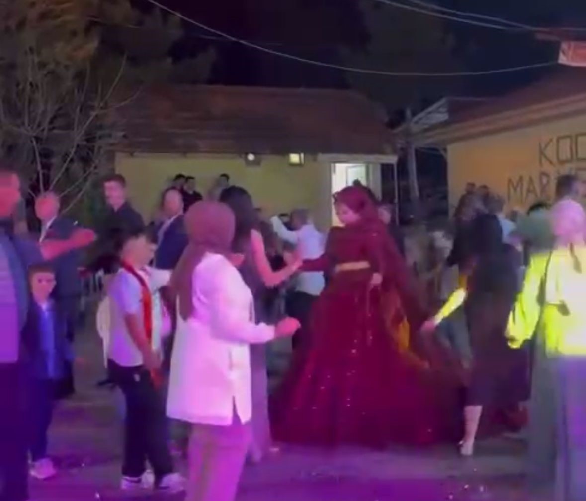 Düğün günü hayatını kaybeden çiftin bir gün önceki kına gecesinden görüntüleri ortaya çıktı 5 dugun gunu hayatini kaybeden ciftin bir gun onceki kina gecesinden goruntuleri ortaya cikti 1 VSBV7rGj