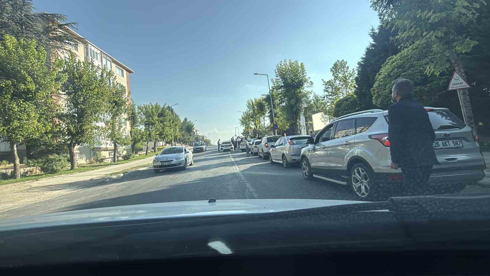Düğün konvoyu ambulasların çıkış yaptığı kapıyı kapattı 4 dugun konvoyu ambulaslarin cikis yaptigi kapiyi kapatti 0 MmznA628