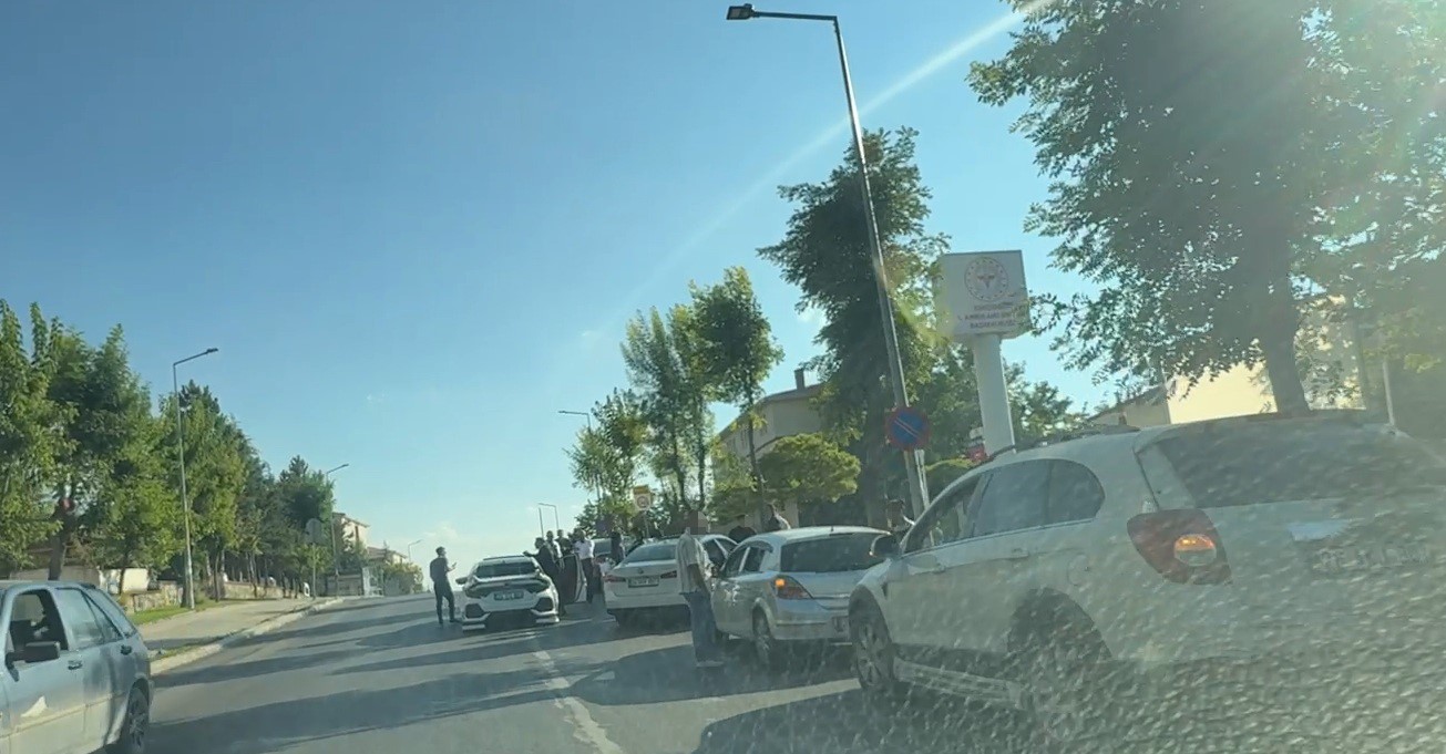 Düğün konvoyu ambulasların çıkış yaptığı kapıyı kapattı 5 dugun konvoyu ambulaslarin cikis yaptigi kapiyi kapatti 1 2Zjt5EA4