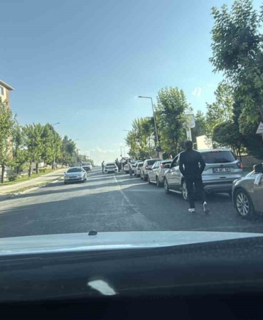 dugun-konvoyu-ambulaslarin-cikis-yaptigi-kapiyi-kapatti-4g8bex6y.jpg