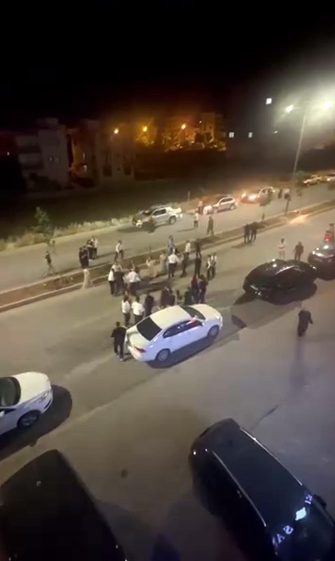 Düğün konvoyunda tekmeli, yumruklu kavga 5 dugun konvoyunda tekmeli yumruklu kavga 1 tzLLRt8Q