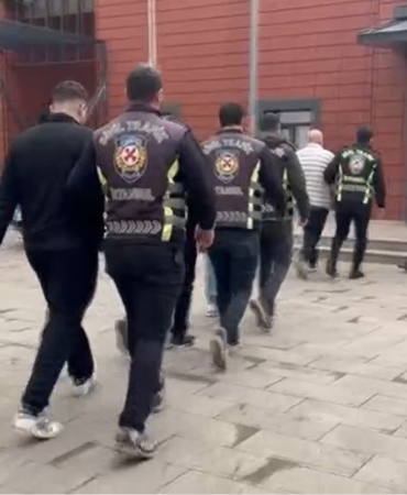 dugun-konvoyunda-trafigi-tehlikeye-atan-sahislara-15-bin-888-tl-ceza-HKe3EEYV.jpg