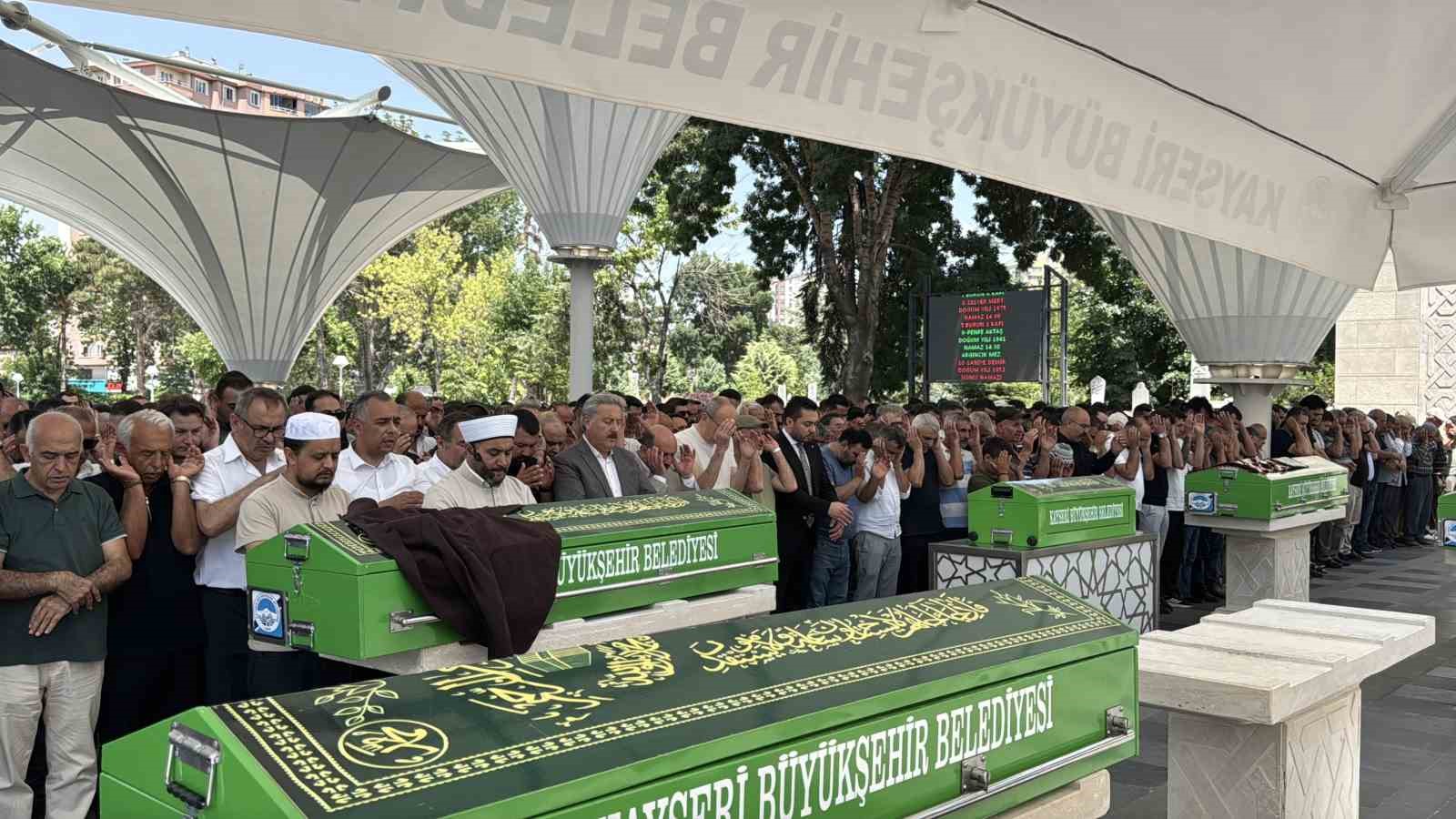 Düğün konvoyundaki kazada hayatını kaybeden genç kadın toprağa verildi 4 dugun konvoyundaki kazada hayatini kaybeden genc kadin topraga verildi 0 b35Wd7OR