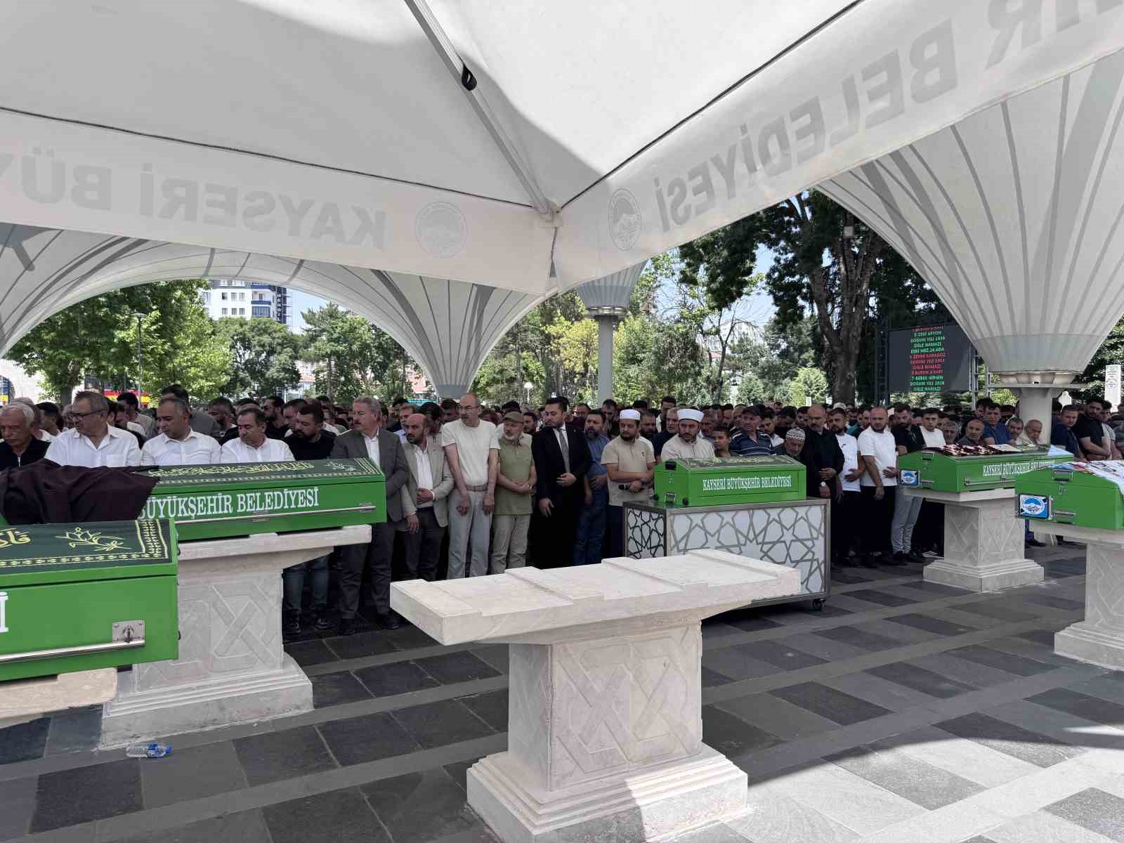 Düğün konvoyundaki kazada hayatını kaybeden genç kadın toprağa verildi 5 dugun konvoyundaki kazada hayatini kaybeden genc kadin topraga verildi 1