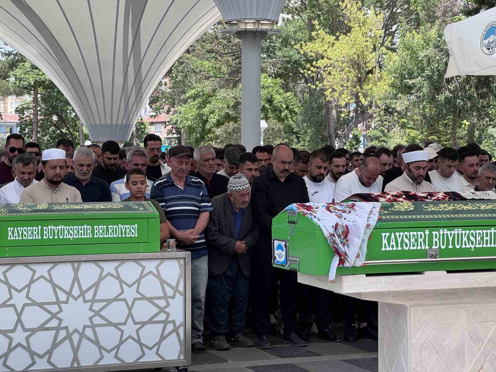Düğün konvoyundaki kazada hayatını kaybeden genç kadın toprağa verildi 6 dugun konvoyundaki kazada hayatini kaybeden genc kadin topraga verildi 2 yKiwKbGs