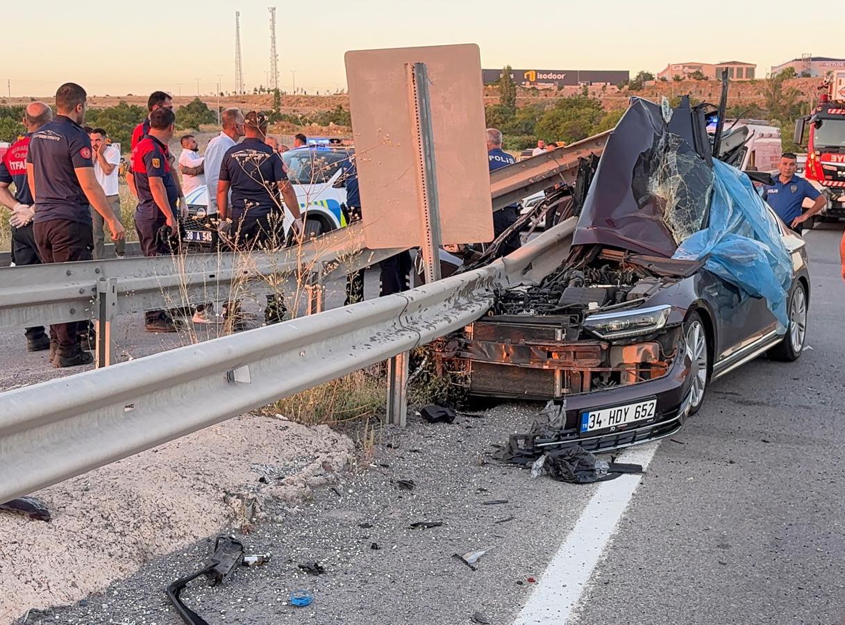 dugun konvoyundaki otomobil bariyerlere carpti 1 olu 3 yarali 0 kFe88gpE