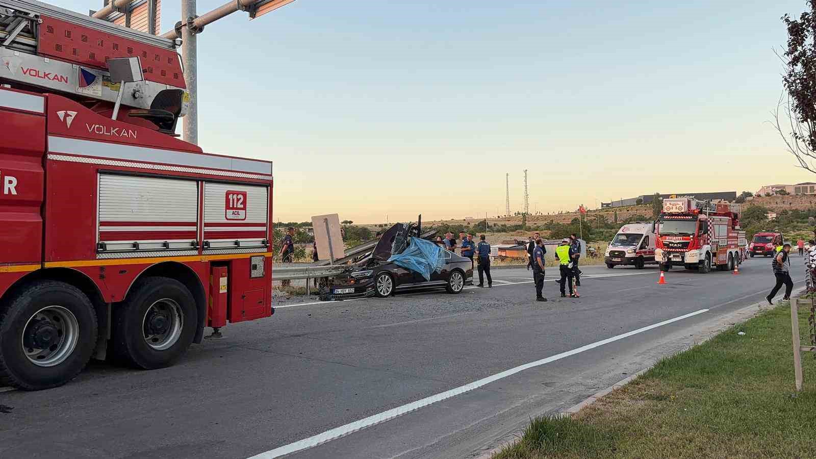 dugun konvoyundaki otomobil bariyerlere carpti 1 olu 3 yarali 1 Q8rp8LDb