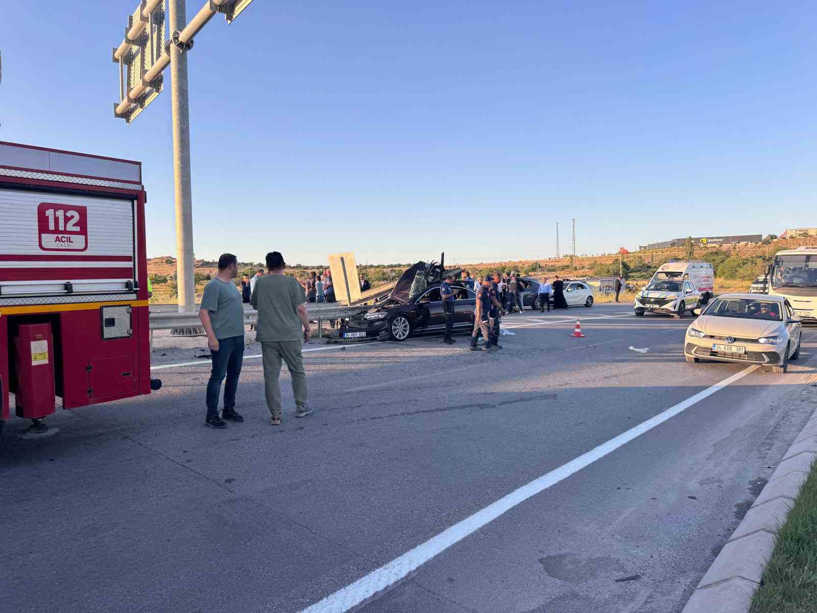 dugun konvoyundaki otomobil bariyerlere carpti 1 olu 3 yarali 2 a8SrlCXn