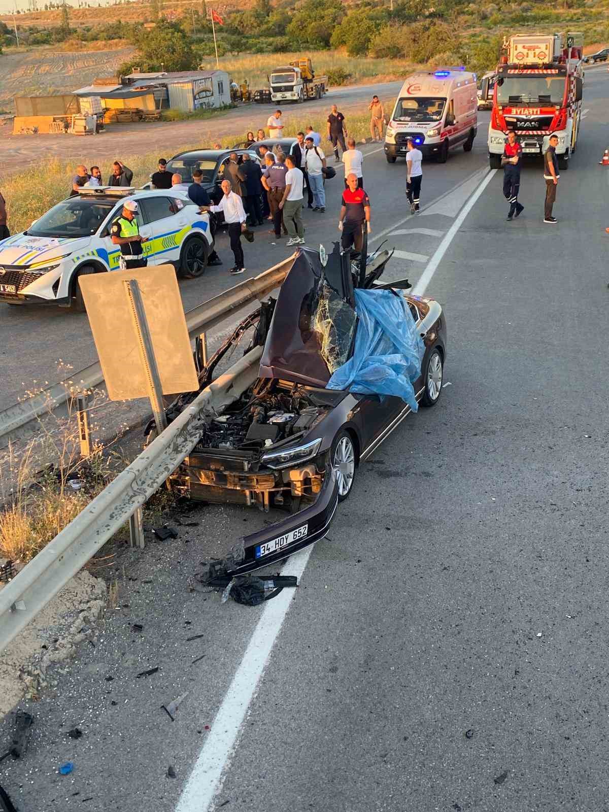 dugun konvoyundaki otomobil bariyerlere carpti 1 olu 3 yarali 3