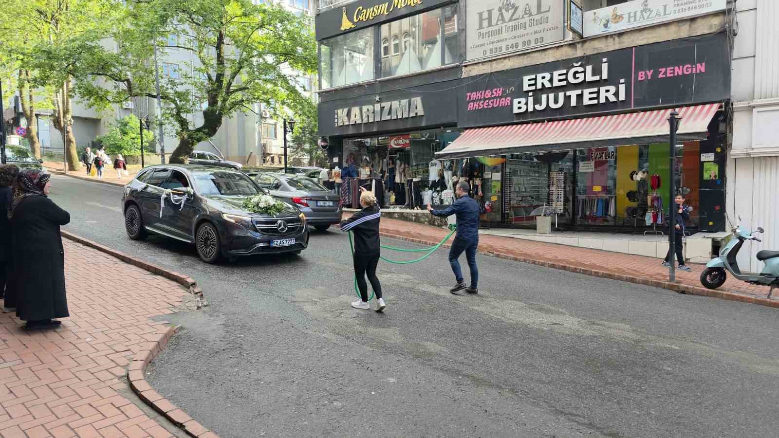 dugun konvoyunu zincirli surpriz durdurdu 0 8U43FrIL