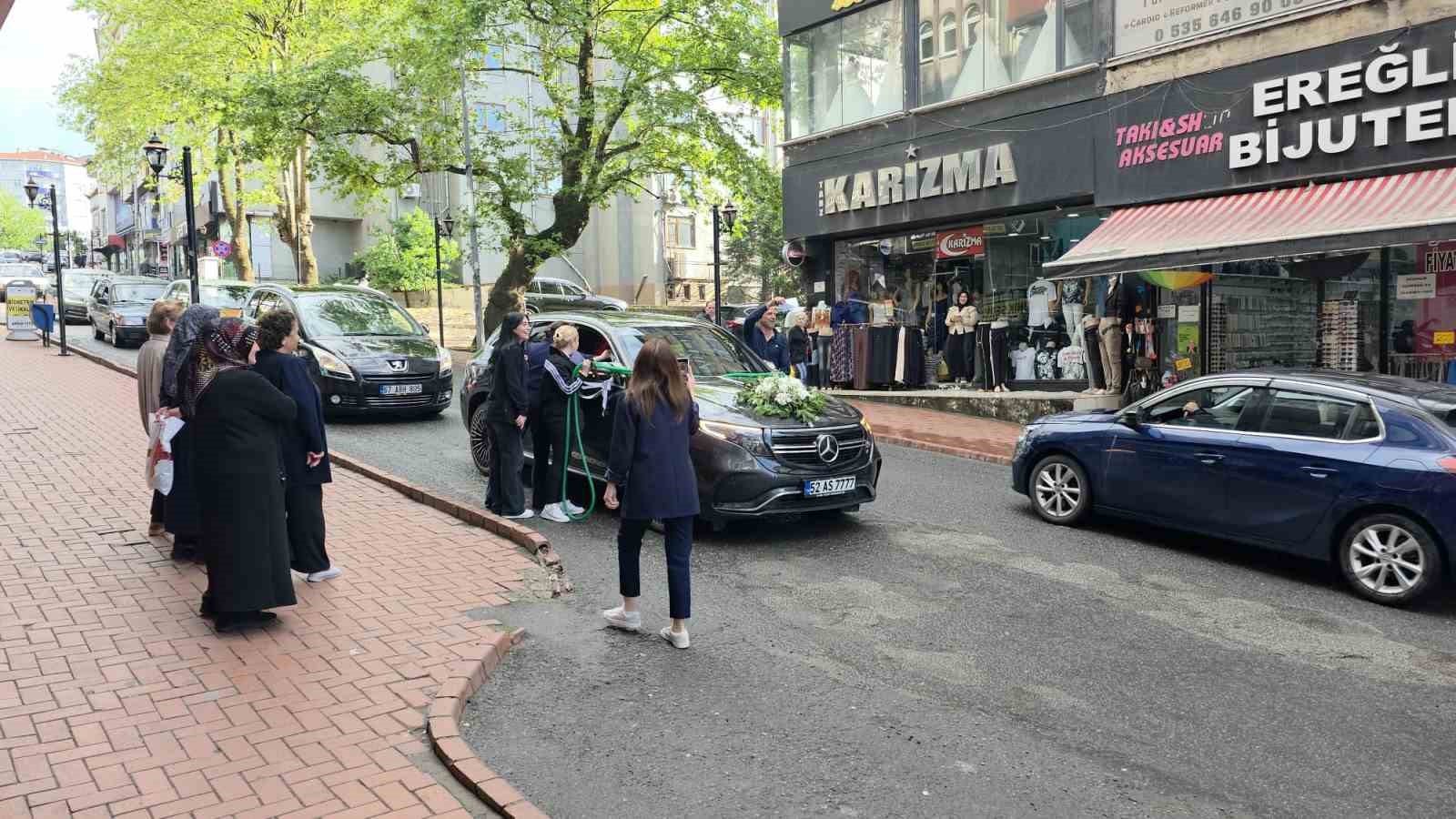 dugun konvoyunu zincirli surpriz durdurdu 1