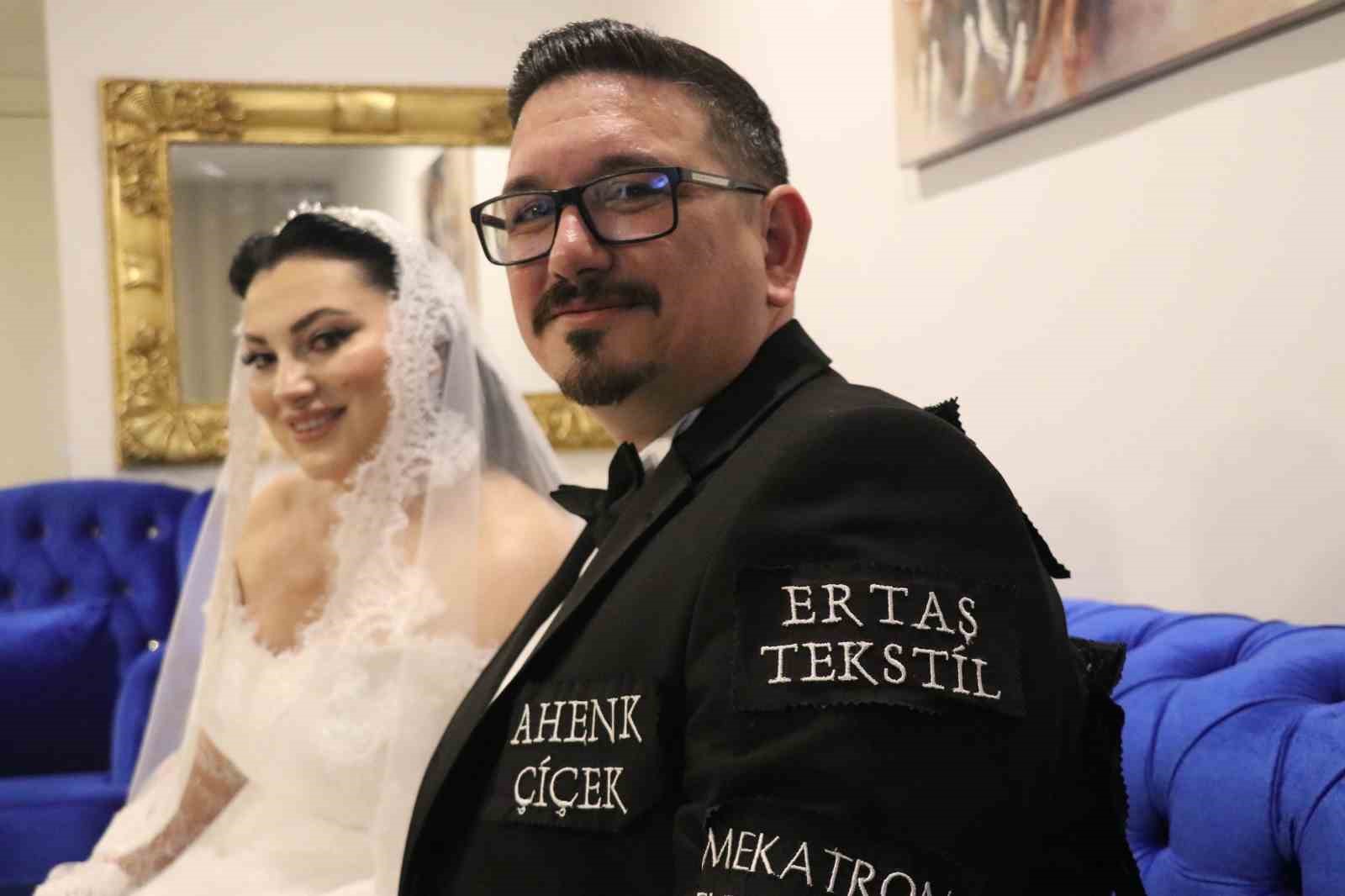 Düğün masrafını düşürmek için damatlığını reklam panosuna çevirdi 8 dugun masrafini dusurmek icin damatligini reklam panosuna cevirdi 4 YwBSC51v