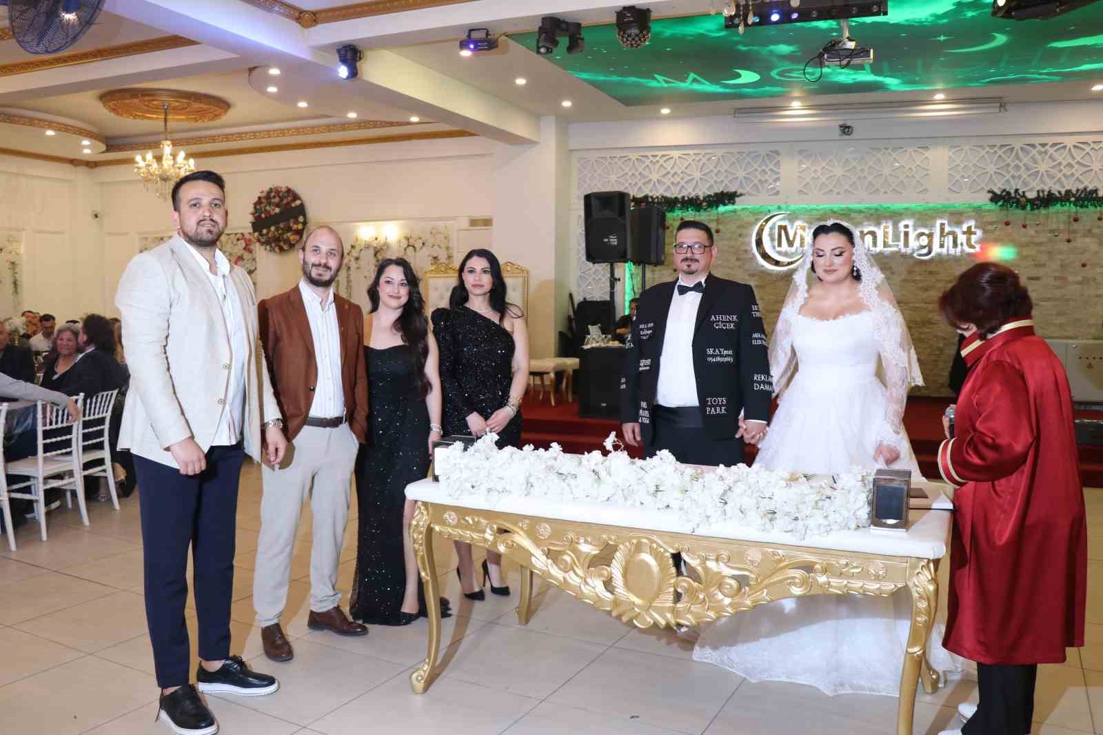 Düğün masrafını düşürmek için damatlığını reklam panosuna çevirdi 12 dugun masrafini dusurmek icin damatligini reklam panosuna cevirdi 8 CanR7BYK