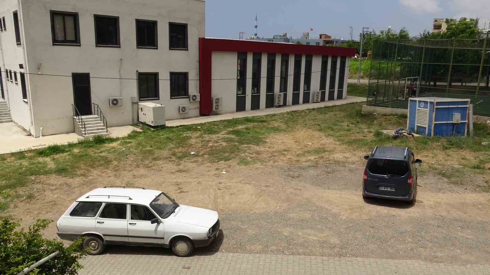 Düğün sonrası yaşanan otopark kavgasında 3 çocuk babası evlatlarının gözü önünde başından vurularak can verdi 5 dugun sonrasi yasanan otopark kavgasinda 3 cocuk babasi evlatlarinin gozu onunde basindan vurularak can