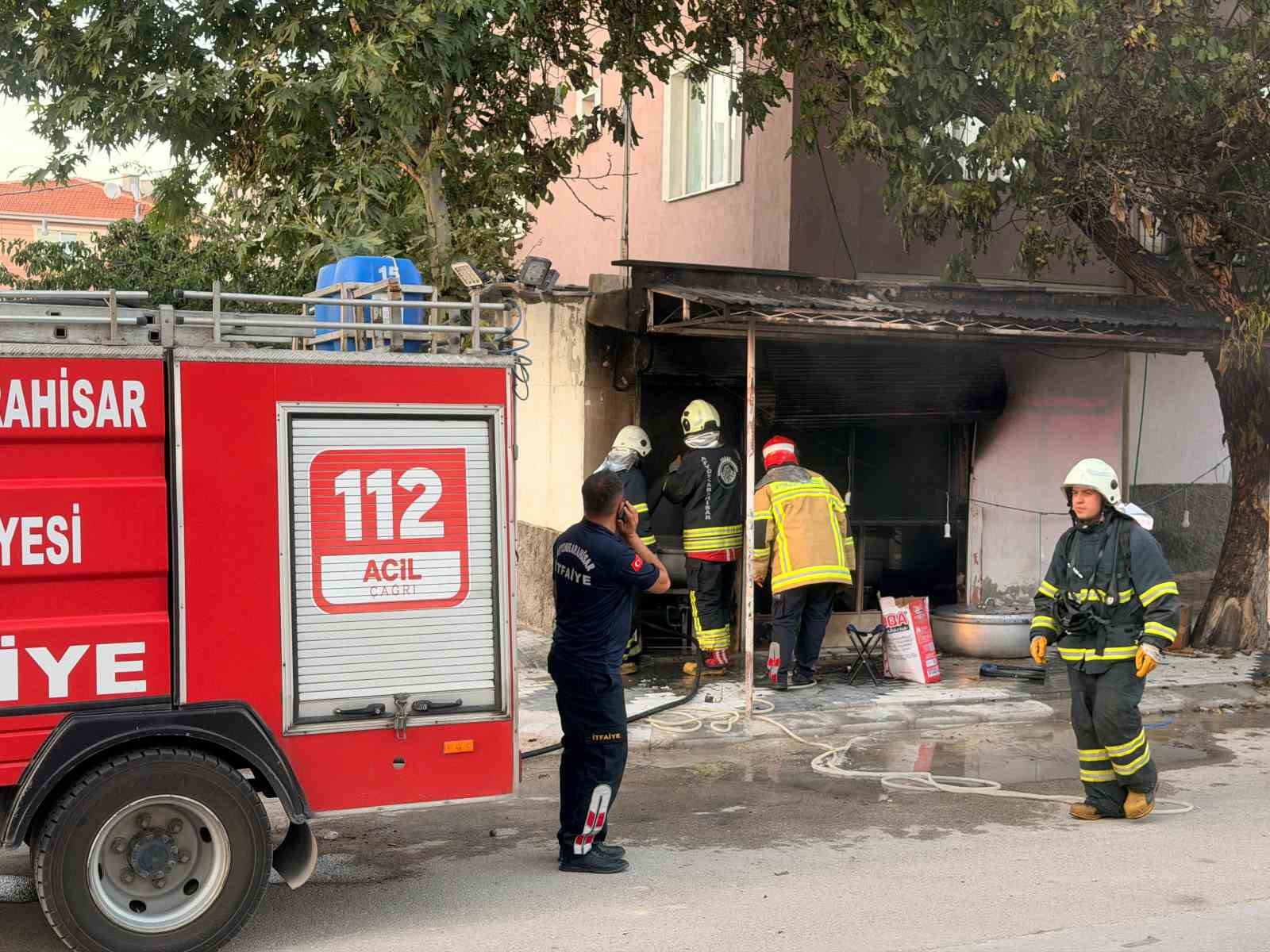 Düğün yemeği hazırlığında yangın paniği: Tüpler alev aldı 4 dugun yemegi hazirliginda yangin panigi tupler alev aldi 0 h9pNWSjK