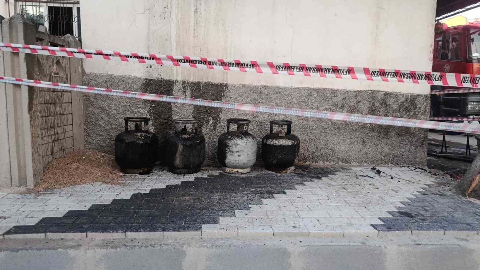 Düğün yemeği hazırlığında yangın paniği: Tüpler alev aldı 5 dugun yemegi hazirliginda yangin panigi tupler alev aldi 1 3J291PuX