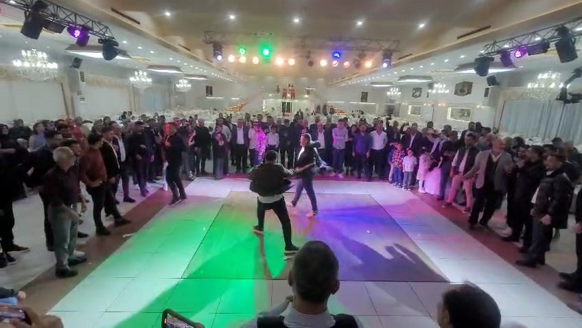 Düğünde acı veren oyun: Urganlarla birbirlerinin sırtına vurdular 4 dugunde aci veren oyun urganlarla birbirlerinin sirtina vurdular 0 tdNWCQdy