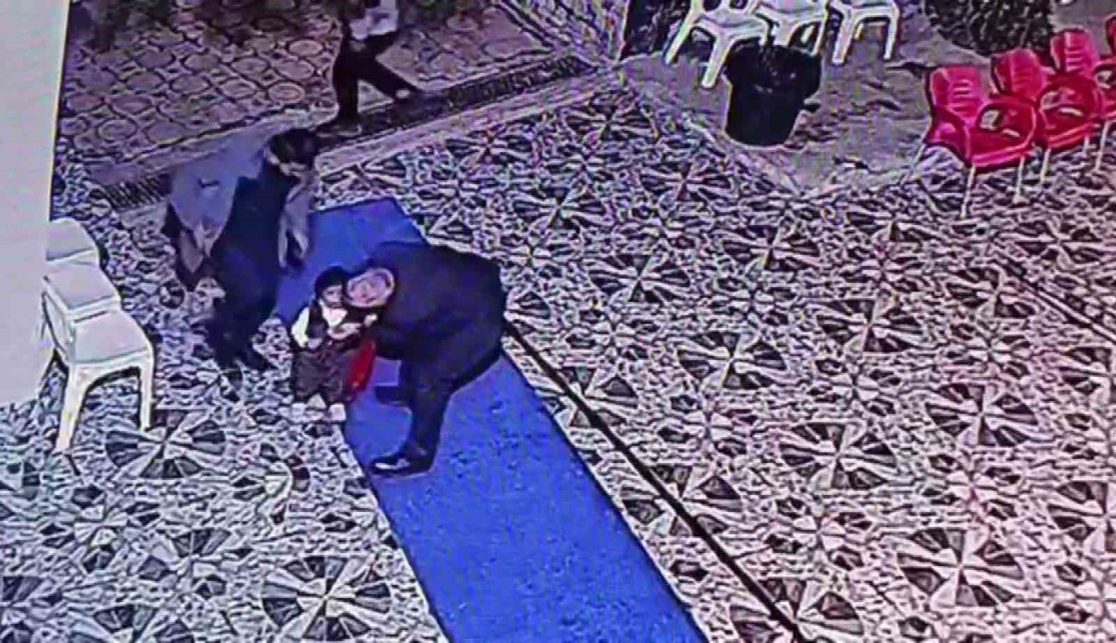 dugunde bogazina seker kacan cocuk gazetecinin heimlich manevrasi uygulamasiyla kurtarildi 3 EZqAJs1W