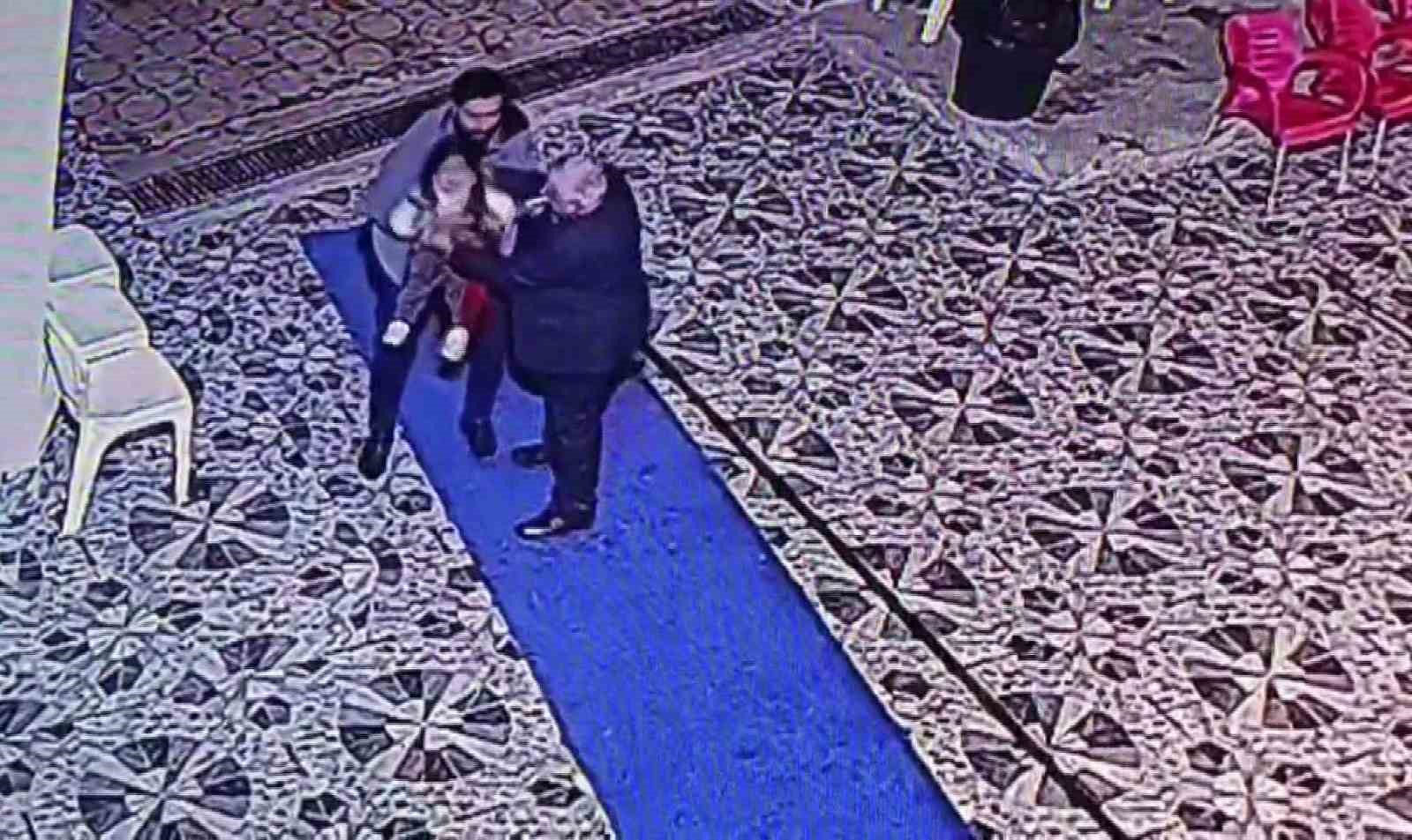 dugunde bogazina seker kacan cocuk gazetecinin heimlich manevrasi uygulamasiyla kurtarildi 4