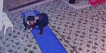 dugunde-bogazina-seker-kacan-cocuk-gazetecinin-heimlich-manevrasi-uygulamasiyla-kurtarildi-wqgXLdCj.jpg