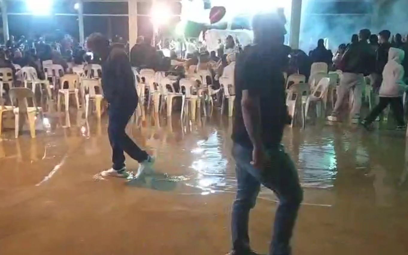 Düğünü su basınca, paçalarını sıvayıp oynamaya devam ettiler 4 dugunu su basinca pacalarini sivayip oynamaya devam ettiler 0 PgQDZpW9