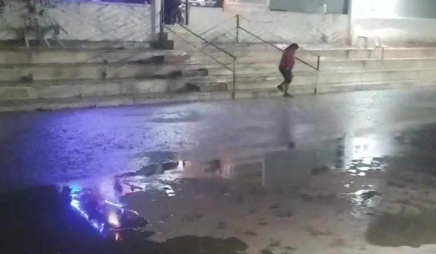 Düğünü su basınca, paçalarını sıvayıp oynamaya devam ettiler 6 dugunu su basinca pacalarini sivayip oynamaya devam ettiler 2 1cCK3esy