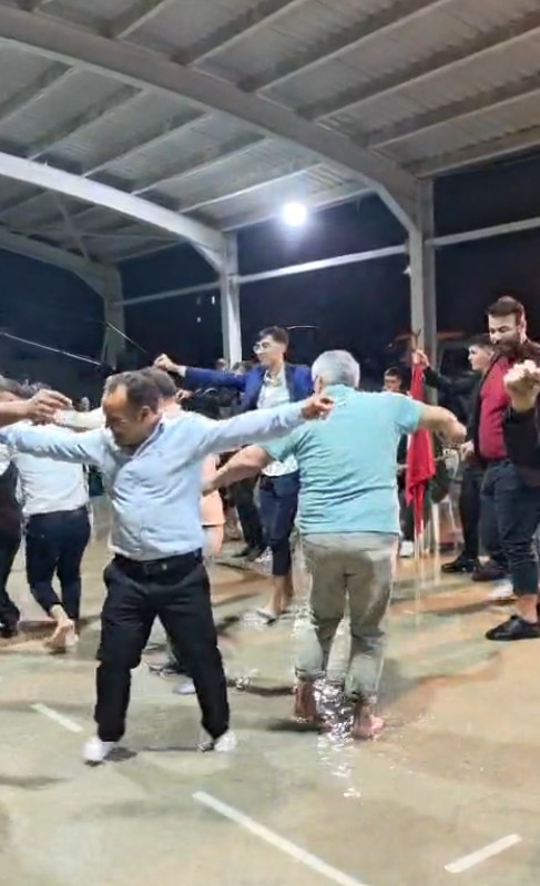 Düğünü su basınca, paçalarını sıvayıp oynamaya devam ettiler 8 dugunu su basinca pacalarini sivayip oynamaya devam ettiler 4 q6jiw2Eh