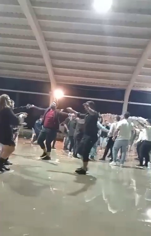 Düğünü su basınca, paçalarını sıvayıp oynamaya devam ettiler 9 dugunu su basinca pacalarini sivayip oynamaya devam ettiler 5 h36Qak43