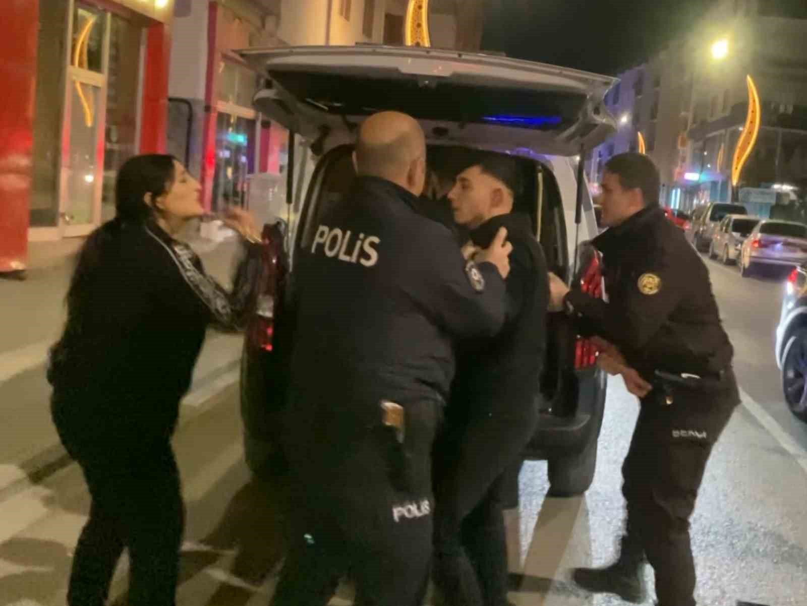 Dükkan basıp polise direnen şahıslar gazetecilere saldırdı: o anlar kamerada 5 dukkan basip polise direnen sahislar gazetecilere saldirdi o anlar kamerada 1