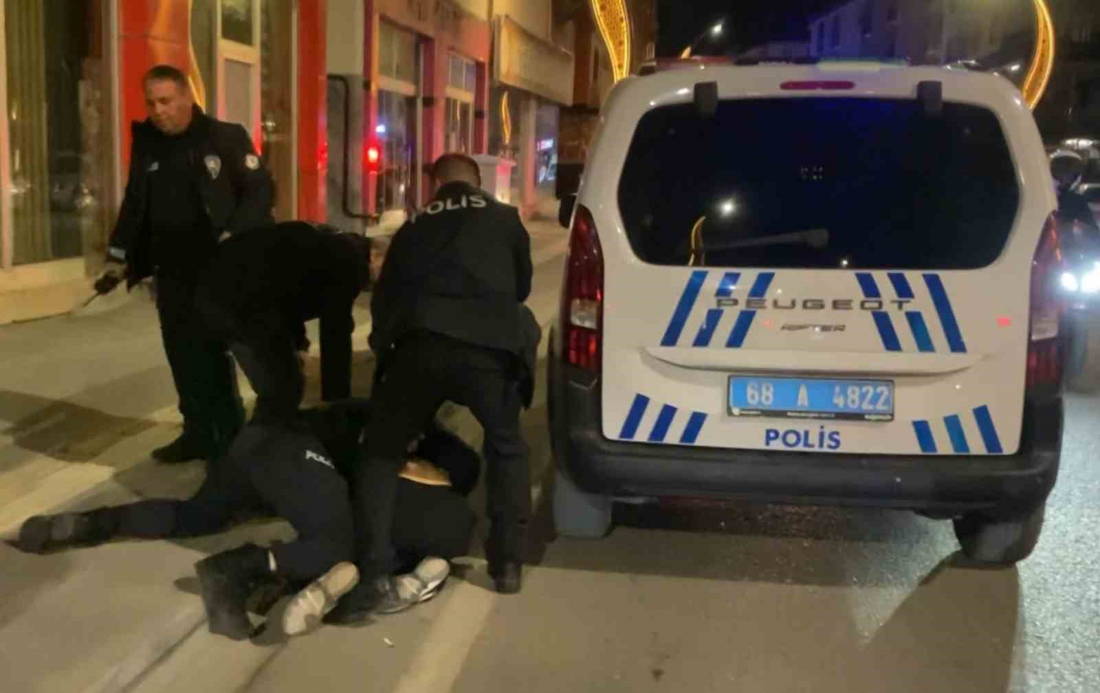 Dükkan basıp polise direnen şahıslar gazetecilere saldırdı: o anlar kamerada 6 dukkan basip polise direnen sahislar gazetecilere saldirdi o anlar kamerada 2 RFOLMdUC