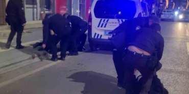 dukkan-basip-polise-direnen-sahislar-gazetecilere-saldirdi-o-anlar-kamerada-mrUuGEt5.jpg