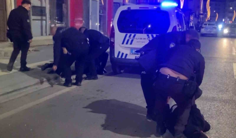 dukkan-basip-polise-direnen-sahislar-gazetecilere-saldirdi-o-anlar-kamerada-mrUuGEt5.jpg