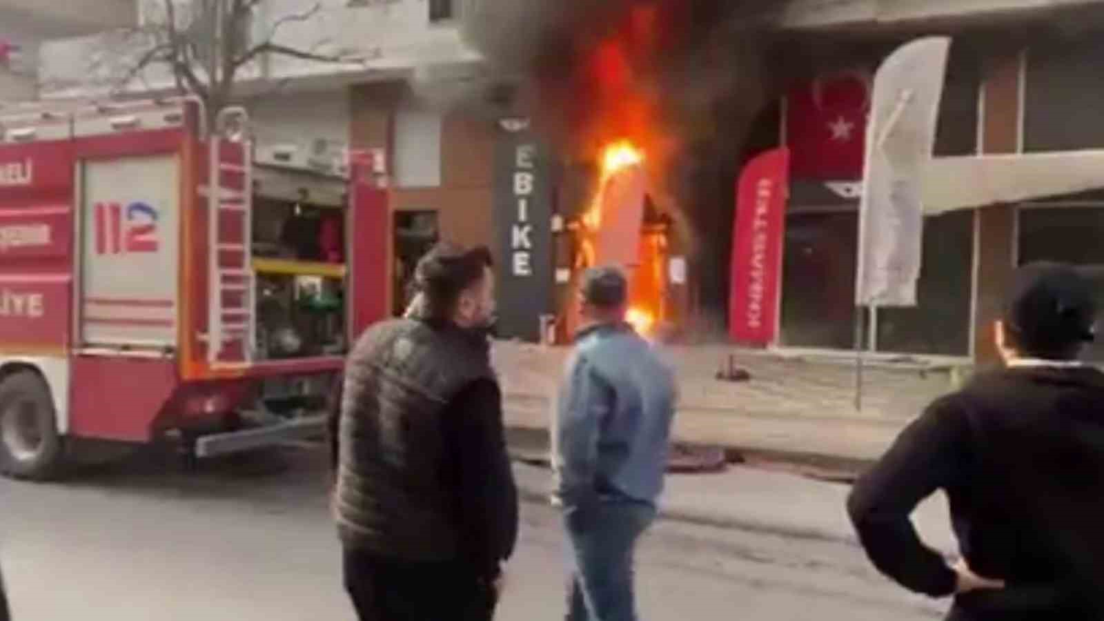 dukkan onunde baslayan yangin akulerin patlamasiyla buyudu 0 D3hZ1zFs