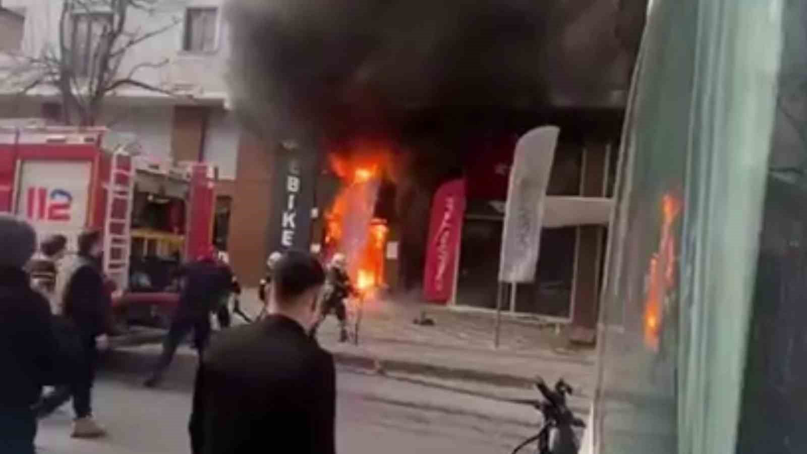 dukkan onunde baslayan yangin akulerin patlamasiyla buyudu 2 DhpKDSFM