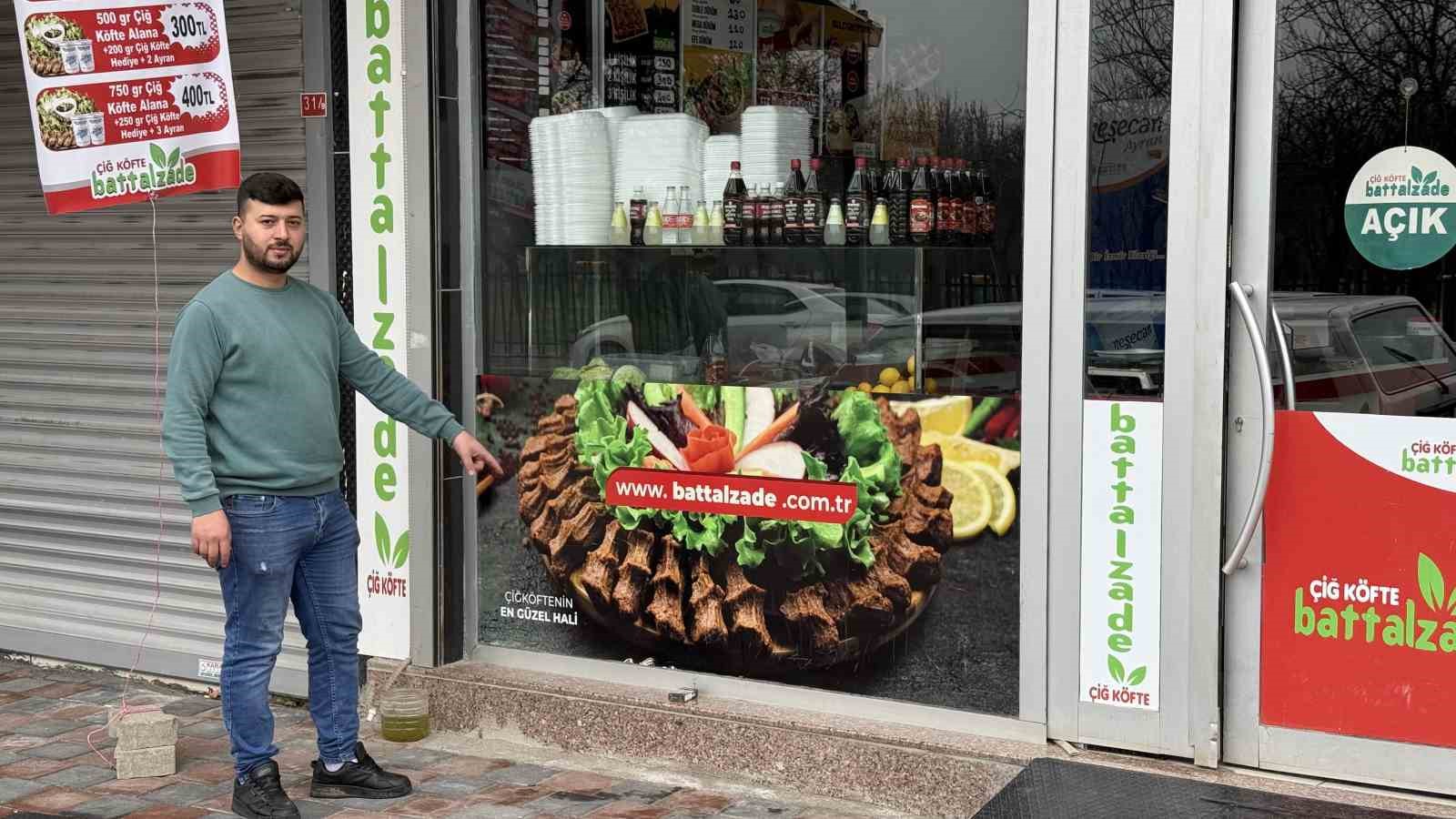 dukkanin onundeki sigara paketini caldi 2 56nipO14
