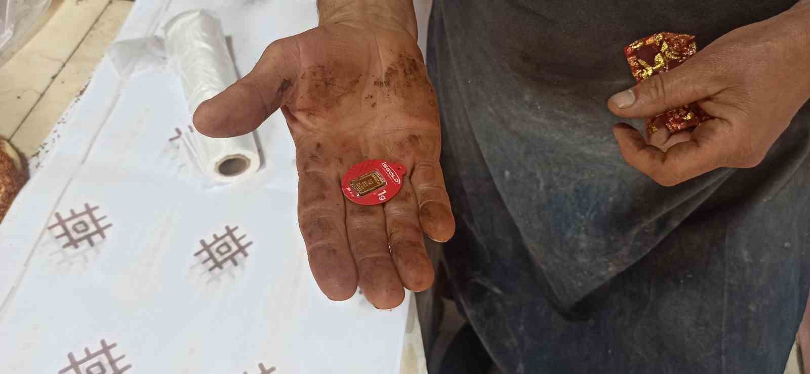 dukkaninda dusurulen altinin sahibini ariyor 0 RHfuW3bs
