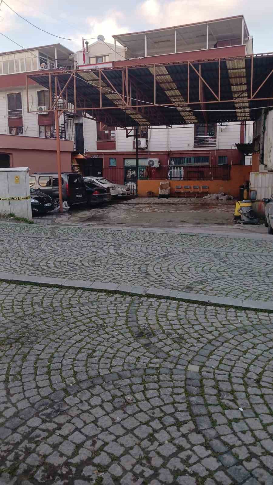 dukkaninin onunde ugradigi silahli saldirida yaralandi 3 sYWNZ8FX