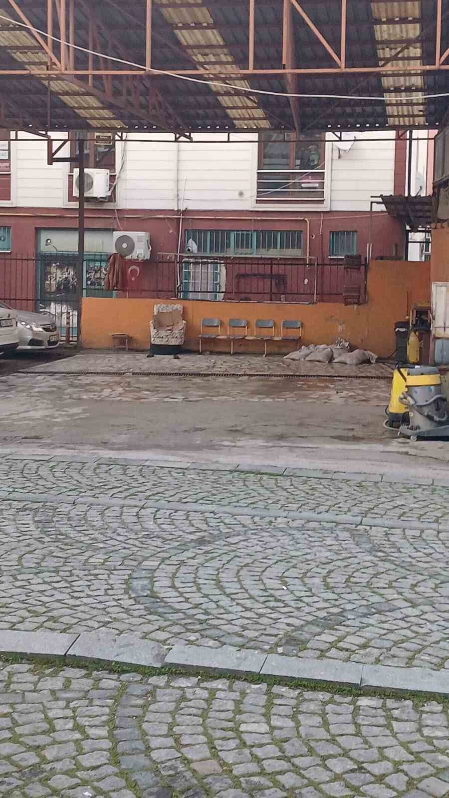 dukkaninin onunde ugradigi silahli saldirida yaralandi 4 ap7A96aD